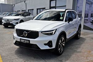 Volvo  XC40 Ultimate, B4 AWD Mild hybrid, Petrol, Dark